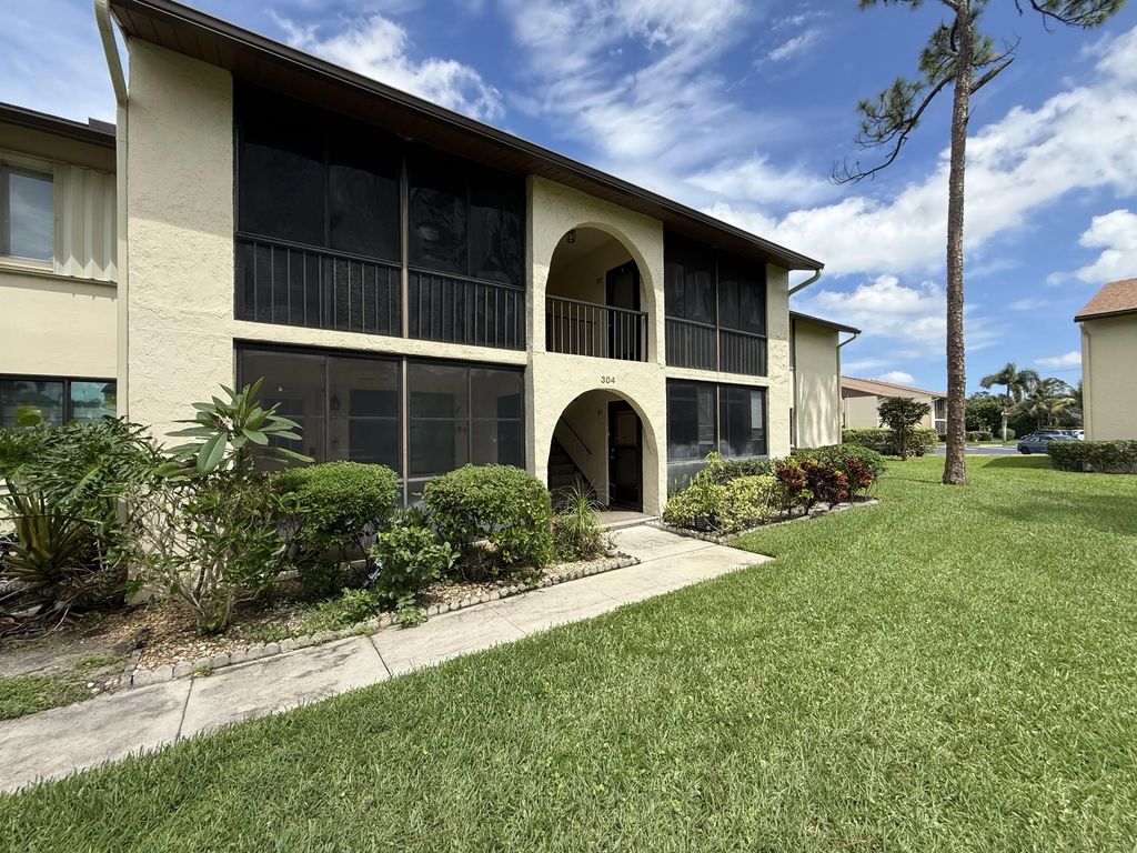 304 Knotty Pine Circle #b-2, Greenacres