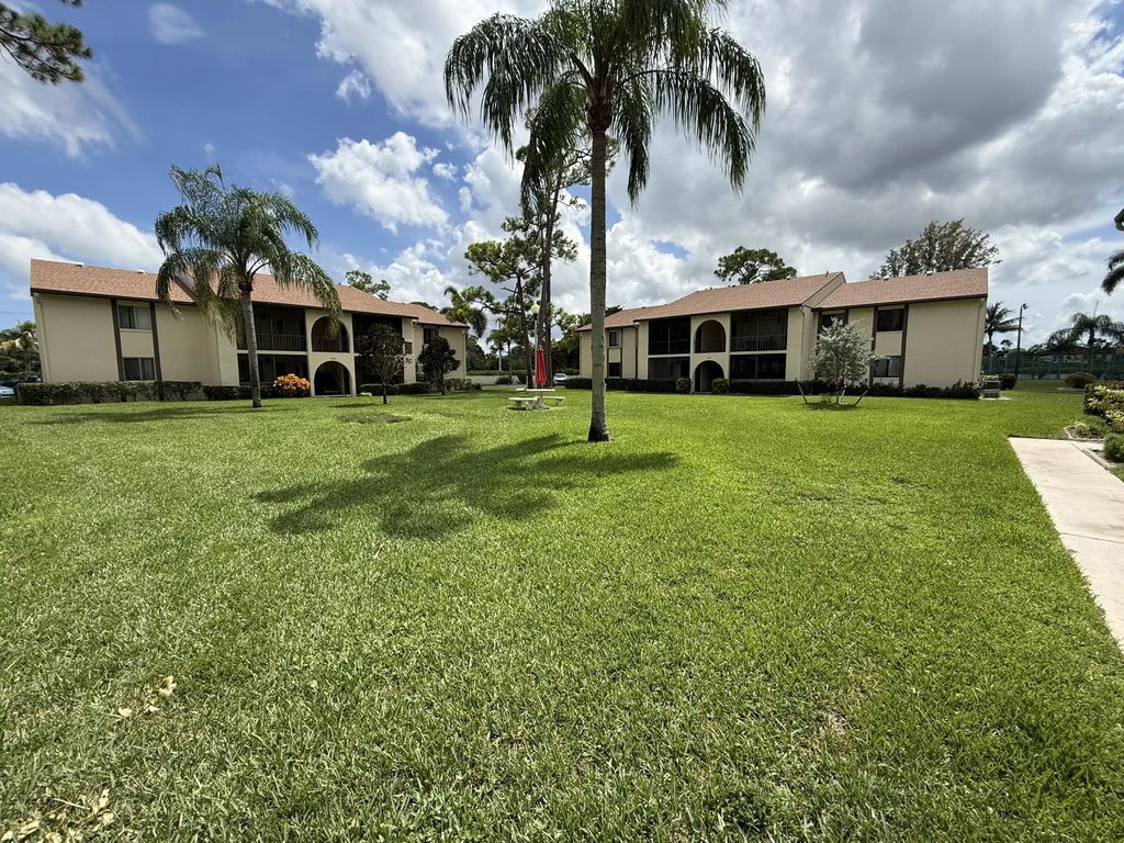304 Knotty Pine Circle #b-2, Greenacres