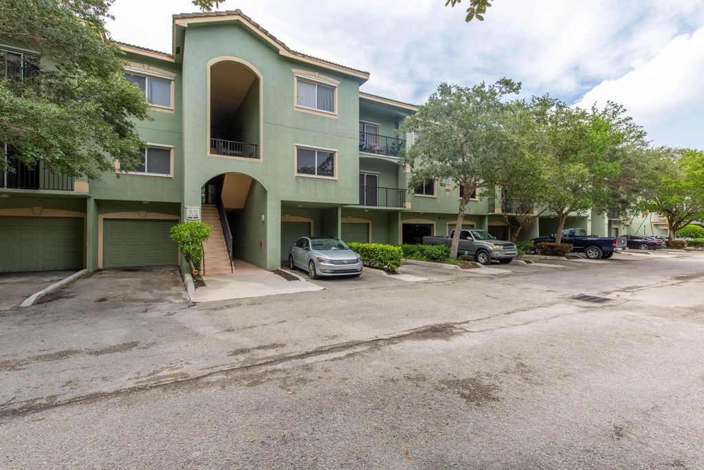 350 Crestwood Circle #203, Royal Palm Beach