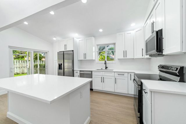 5 of 38 - 6045 Old Court Road #407, Boca Raton, FL