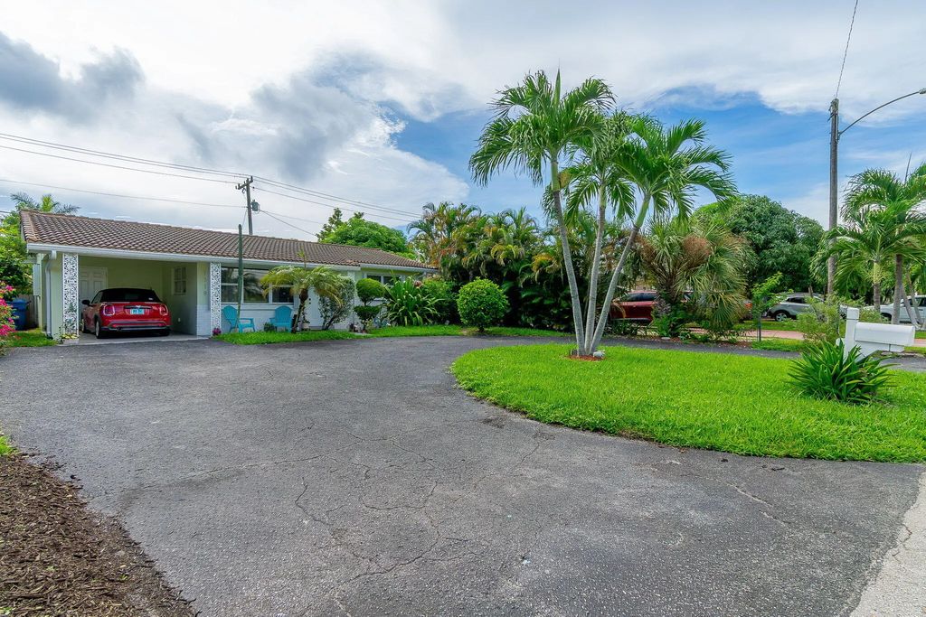 1318 Cardinal Lane, Lantana