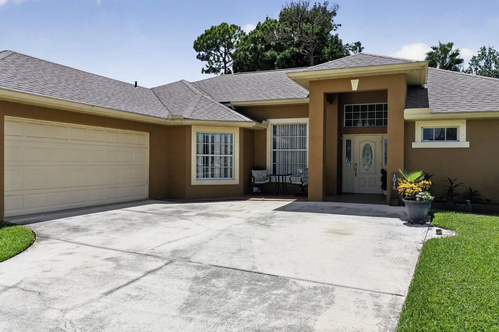 1018 Sw Haleyberry Avenue, Port St. Lucie