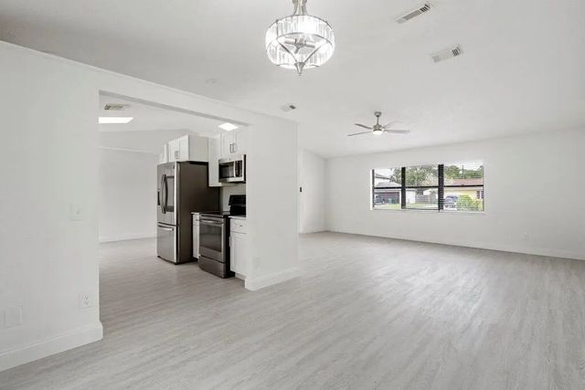 4 of 29 - 160 Sw Grove Avenue, Port St. Lucie, FL