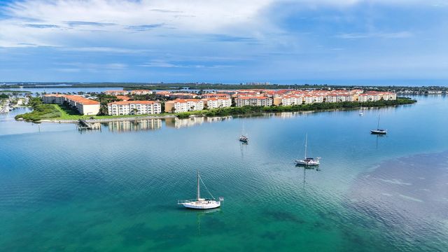 26 Harbour Isle Drive W #102, Fort Pierce
