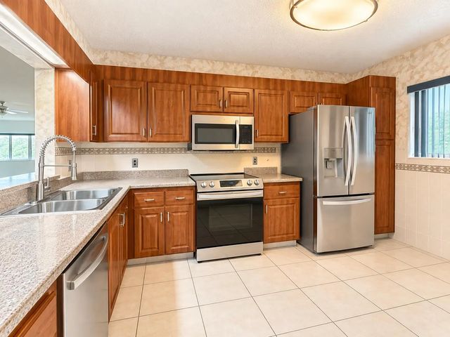 2 of 10 - 3178 Via Poinciana Drive #411, Lake Worth, FL