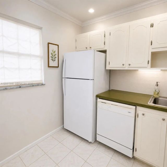 3 of 18 - 301 Cambridge Road #306, Hollywood, FL