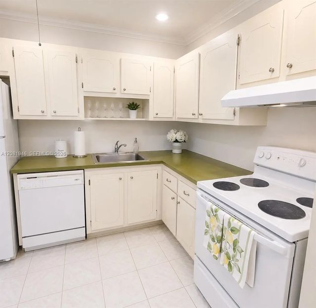 4 of 18 - 301 Cambridge Road #306, Hollywood, FL