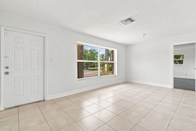 3 of 34 - 399 Sw 14th Street, Deerfield Beach, FL