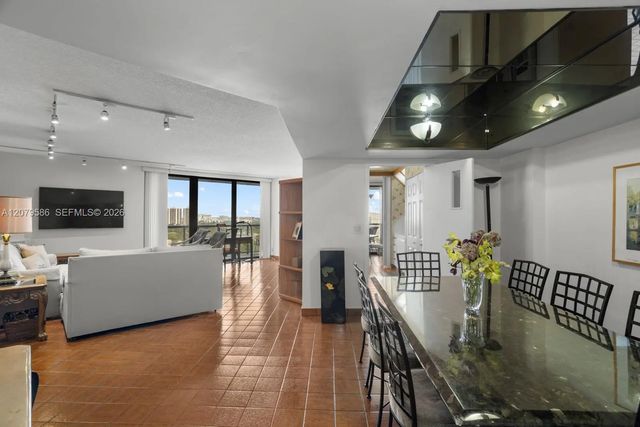 3 of 21 - 19667 W Turnberry Way #15-g, Aventura, FL