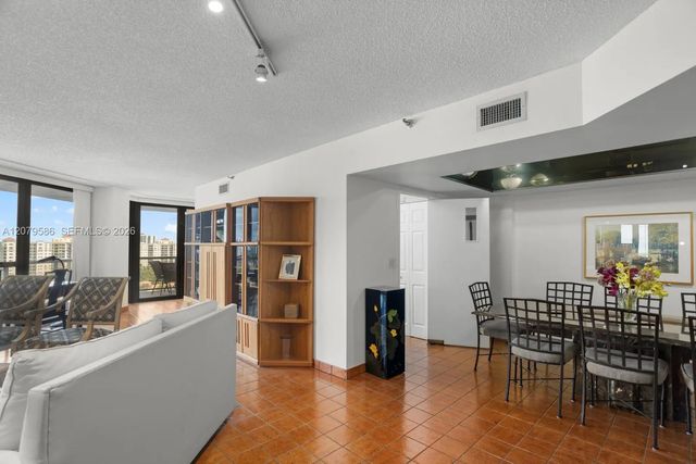 4 of 21 - 19667 W Turnberry Way #15-g, Aventura, FL