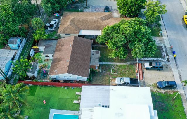 4 of 28 - 826 S M Street, Lake Worth Beach, FL