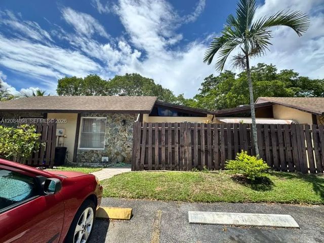 4 of 25 - 332 Briarwood Circle #2-19, Hollywood, FL