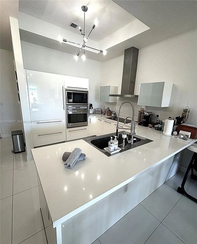 5 of 18 - 250 Ne Sunny Isles Boulevard #th-407, Sunny Isles Beach, FL