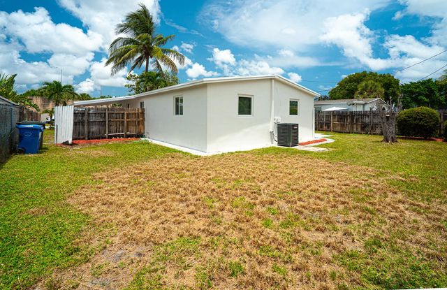 4 of 38 - 160 Ne 60th Street, Oakland Park, FL