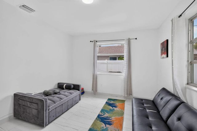 3 of 28 - 210 Ne 5th Avenue, Dania Beach, FL