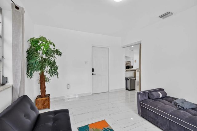 4 of 28 - 210 Ne 5th Avenue, Dania Beach, FL
