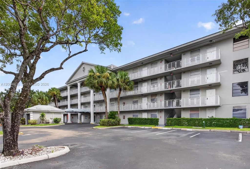 1502 Whitehall Drive #305, Davie