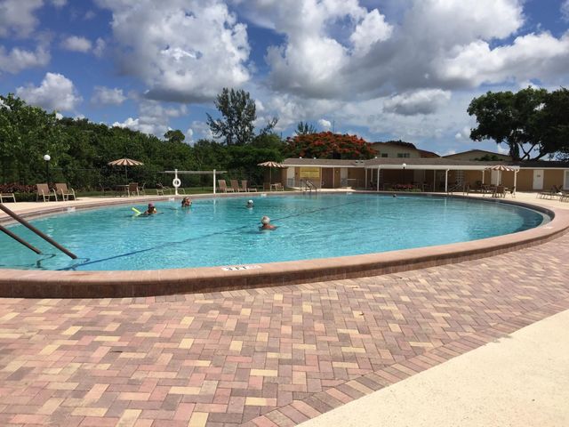 3 of 8 - 381 Windsor Q #381, West Palm Beach, FL