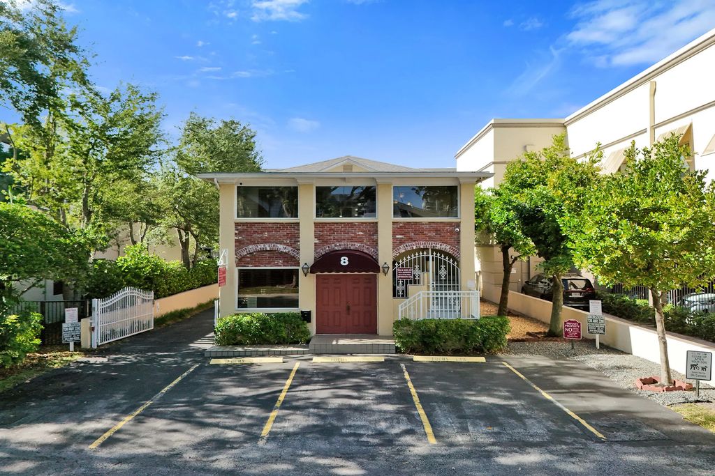 8 Se 8th Street, Fort Lauderdale