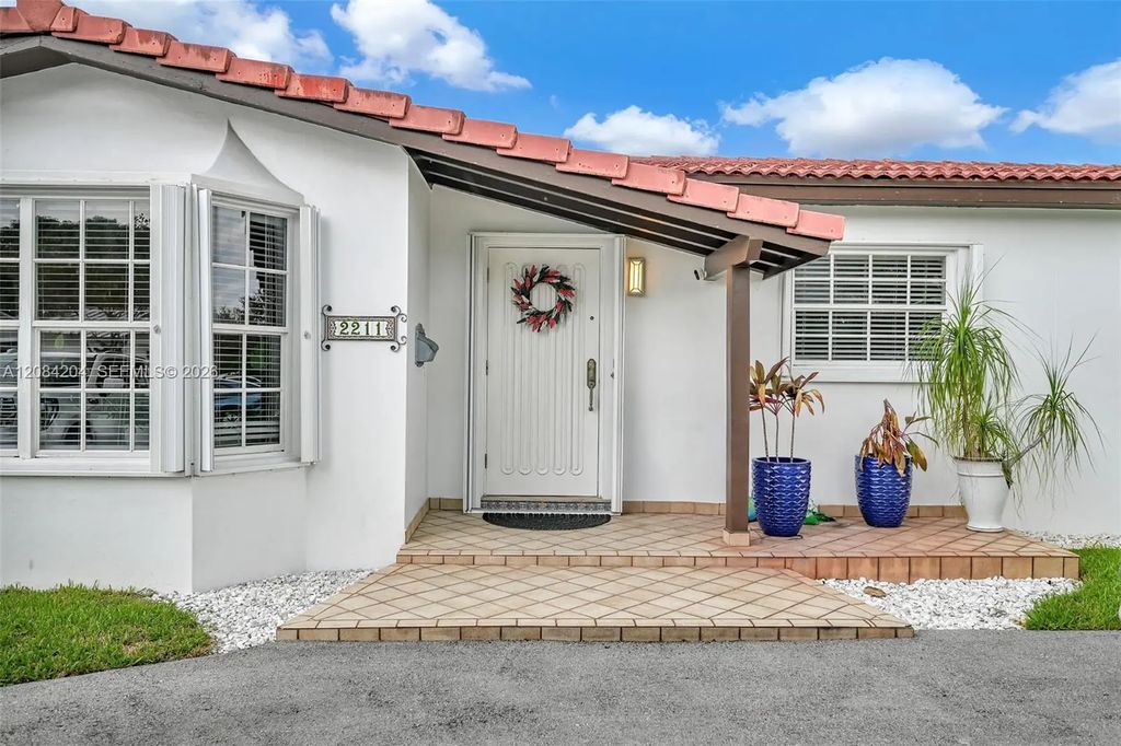 2211 Sw 98th Place, Miami