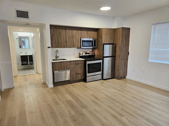 557 Michigan Avenue #211 W/parking, Miami Beach
