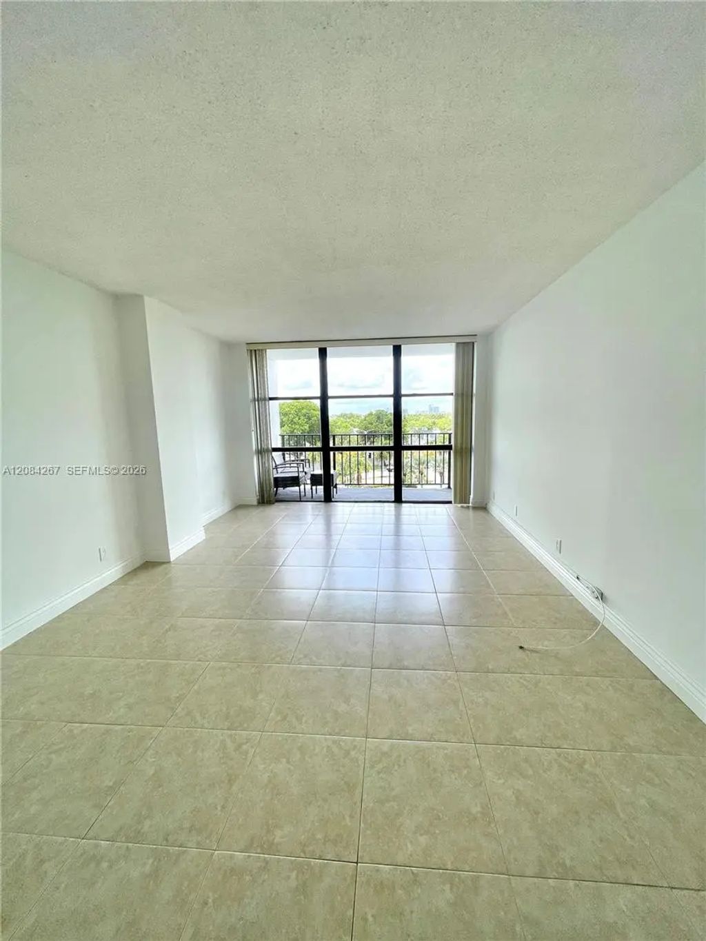 1000 Parkview Drive #527, Hallandale Beach