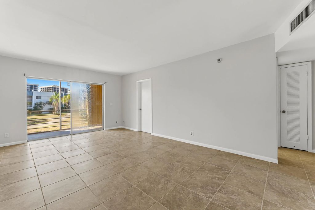 1638 Embassy Drive #208, West Palm Beach