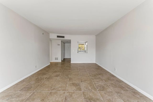 5 of 40 - 1638 Embassy Drive #208, West Palm Beach, FL