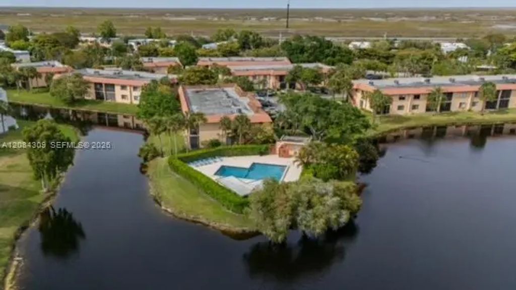 182 Lakeview Drive #204, Weston