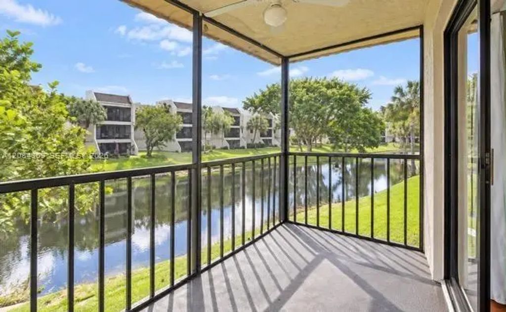 182 Lakeview Drive #204, Weston