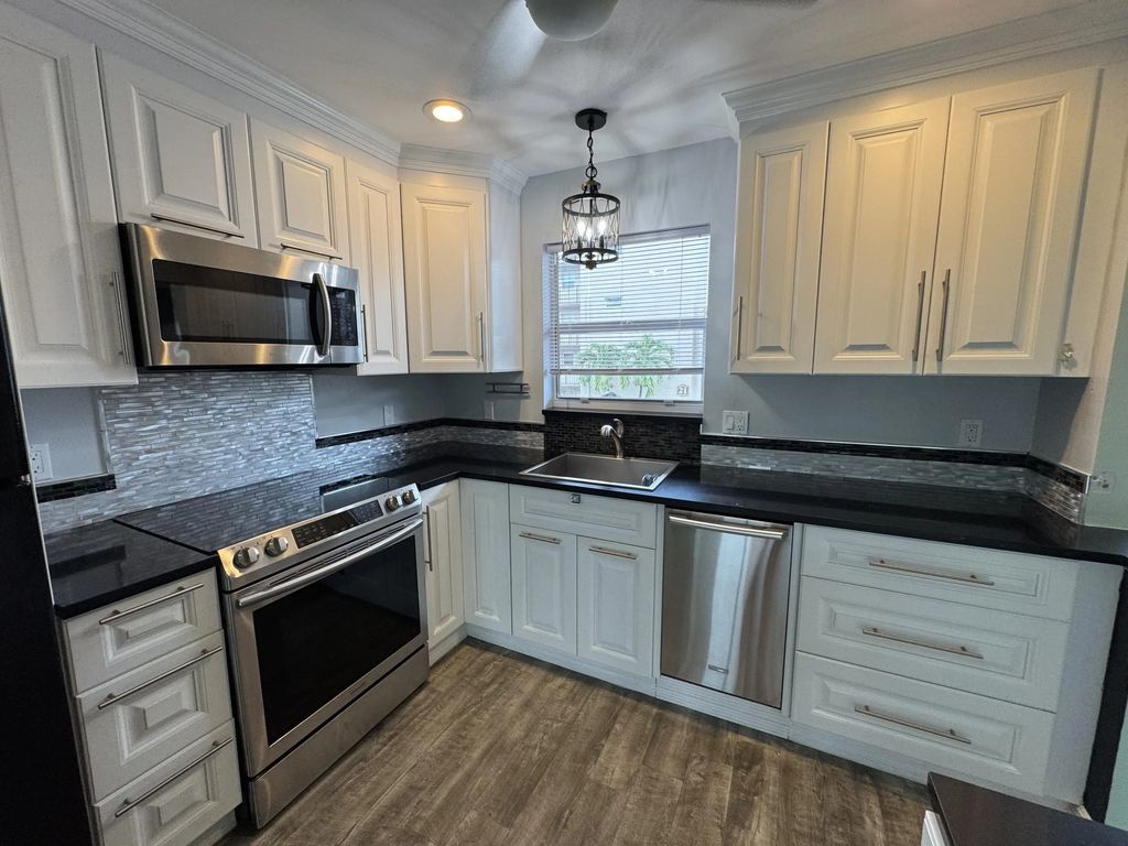 721 Lori Drive #206, Palm Springs