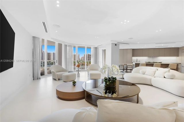 21050 Point Place #902, Aventura