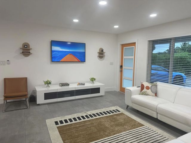 5 of 10 - 317 Nw 26th Court, Wilton Manors, FL
