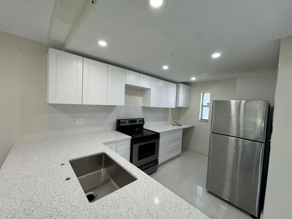 8000 Fairview Drive #209, Tamarac