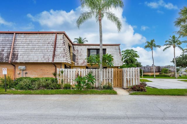 2 of 37 - 124 Lake Arbor Drive, Palm Springs, FL