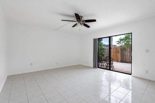4 of 37 - 124 Lake Arbor Drive, Palm Springs, FL