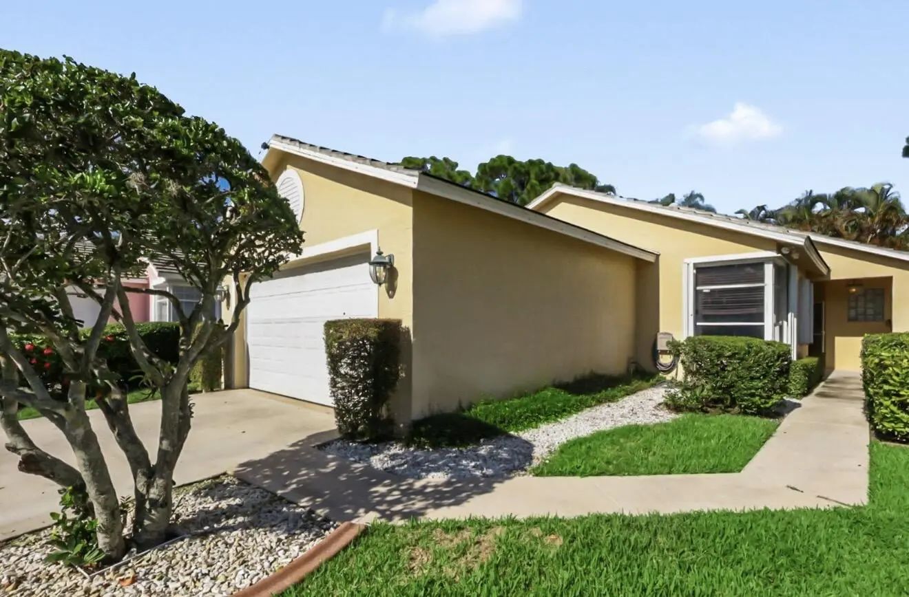 Photo for MLS B26073026 in 172 Harbor Lake Circle Greenacres, FL - 33413