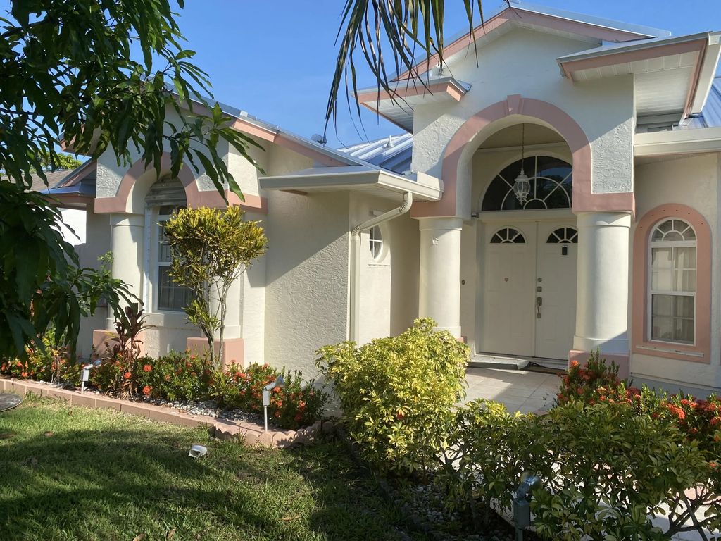 962 Se Breakwater Avenue, Port St. Lucie