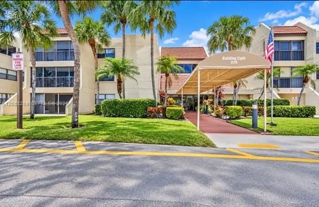 220 Lakeview Drive #101, Weston