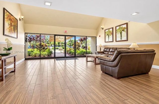 2 of 4 - 220 Lakeview Drive #101, Weston, FL