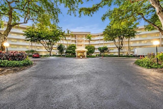 2 of 37 - 3980 Oaks Clubhouse Drive #409, Pompano Beach, FL