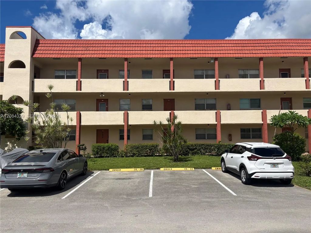 3051 E Sunrise Lakes Drive #211, Sunrise