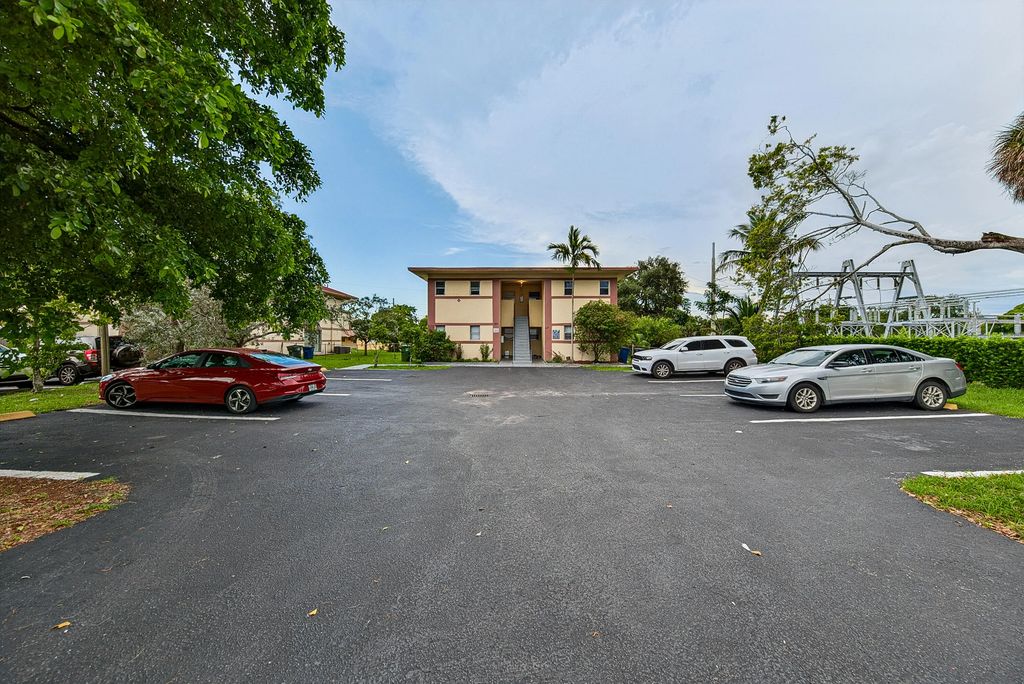 825 Sw 10th Street #d, Hallandale Beach