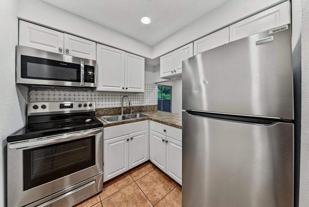 825 Sw 10th Street #d, Hallandale Beach