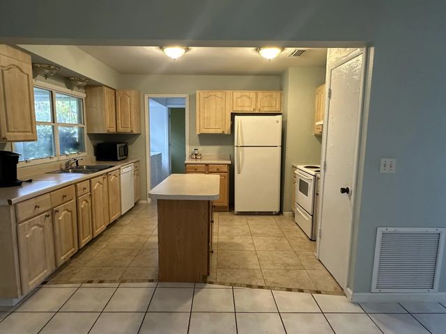 3 of 28 - 258 Sw Bridgeport Drive, Port St. Lucie, FL