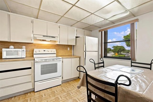 4 of 32 - 9905 Nw 9th St Circle #12-21, Miami, FL