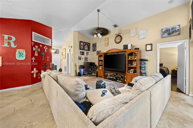 4 of 13 - 1065 W Fairfax Circle W, Boynton Beach, FL