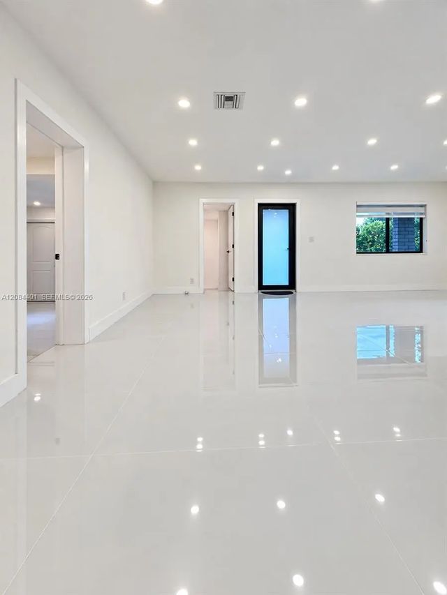 4 of 24 - 930 Ne 163rd Street, North Miami Beach, FL