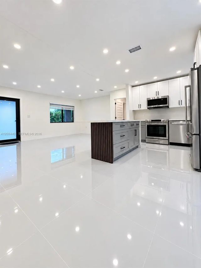 5 of 24 - 930 Ne 163rd Street, North Miami Beach, FL