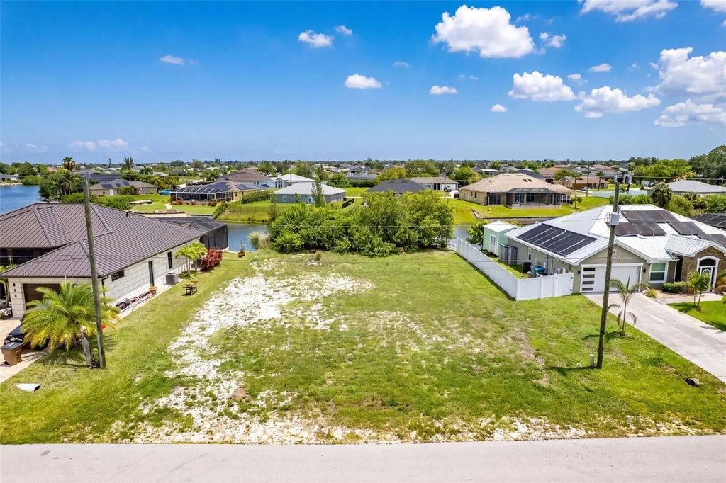 623 Ne 7th Terrace, Cape Coral